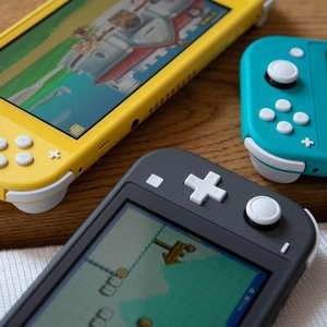 GameStop 买Nintendo Switch Lite 拿$25礼卡, 四色可选